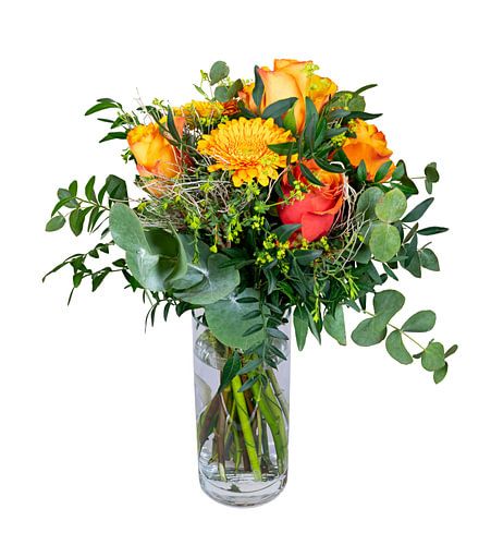 Boeket rozen in een glazen vaas op een witte achtergrond