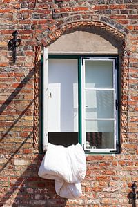 Altes Fenster mit Bettlaken, Altstadt, Lübeck, Schleswig-Holstein, Deutschland, Europa