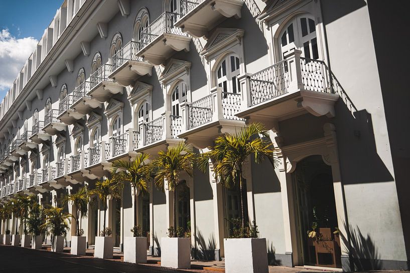 Koloniaal gebouw in Casco Viejo Panama van Marlo Brochard