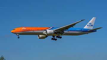 Landende KLM Boeing 777-300 passagiersvliegtuig. van Jaap van den Berg