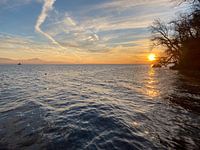ZONSONDERGANG AAN HET MEER, EEN MOMENT VAN RUST