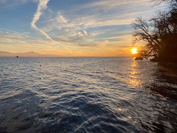 ZONSONDERGANG AAN HET MEER, EEN MOMENT VAN RUST
