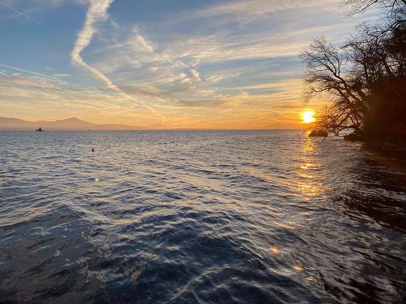 SUNSET AT THE LAKE, A MOMENT OF TRANQUILLITY by Bo Vandersteene