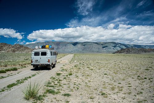 Russischer Bus auf der Steppe in der Westmongolei