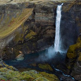 Háifoss waterfall in autumn by Frits Hendriks