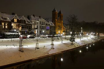 Rijnkade et Willemsplantsoen à Utrecht avec la cathédrale Sainte-Gertrudis