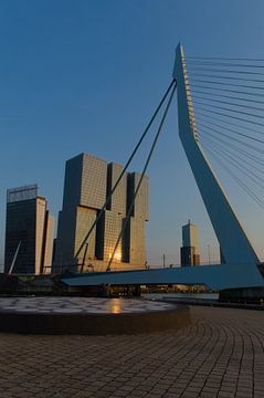 Erasmusbrug samen met KPN gebouw en Nhow Hotel Rotterdam von Sebastiaan van Hattum