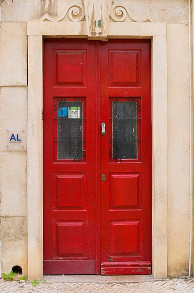 Die Türen von Portugal rote Nummer 18 von Stefanie de Boer