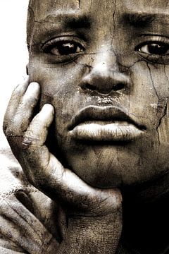 Mixed art portret van Afrikaans kind in sepia van Heleen van de Ven