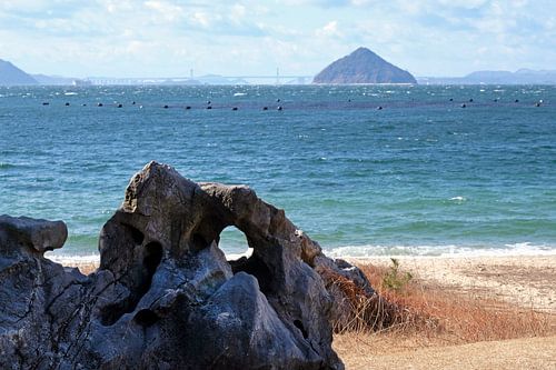 Op het strand van Naoshima, Japan van Lensw0rld