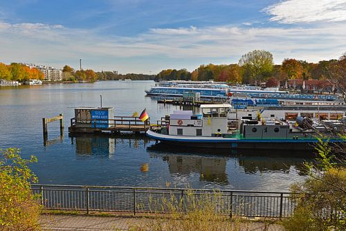 Herfstsfeer op de Berlijnse Spree in de haven van Treptow