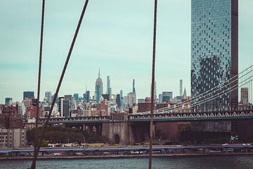 New York skyline gezien vanaf de Brooklyn Bridge van Mick van Hesteren