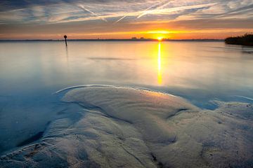 Prachtige intense morgen met zonsopgang aan het Veluwe strand van Fotografiecor .nl