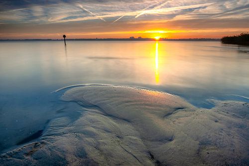 Prachtige intense morgen met zonsopgang aan het Veluwe strand