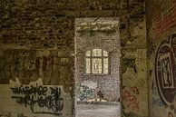 Fenster in verfallenem Fort von Ans Bastiaanssen Miniaturansicht