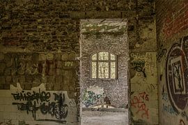 Fenster in verfallenem Fort von Ans Bastiaanssen