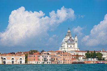 Gezicht op historische gebouwen in Venetië van Rico Ködder