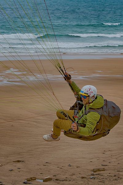 Kitesurfers aan de Normandische kust van Peter Bartelings