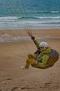 Kitesurfers aan de Normandische kust van Peter Bartelings thumbnail