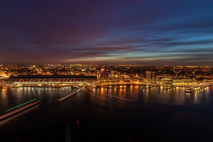 Blaue Stunde über dem Amsterdamer Zentrum von Arthur Scheltes