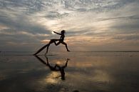 Künstlerische Aktmodell Springen auf dem Wattenmeer von Arjan Groot Miniaturansicht