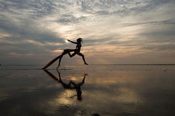 Künstlerische Aktmodell Springen auf dem Wattenmeer von Arjan Groot