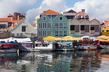 Drijvende markt in Willemstad op Curacao van Peter de Kievith Fotografie