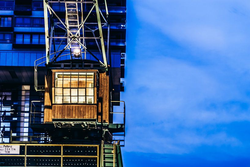 Grue portuaire à l'heure bleue par Tom Voelz