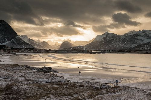 Gouden licht aan het strand van Ramberg (Lofoten, Noorwegen)