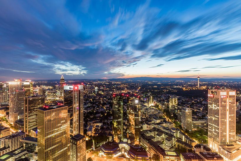 Bankenviertel in Frankfurt am Main am Abend von Werner Dieterich