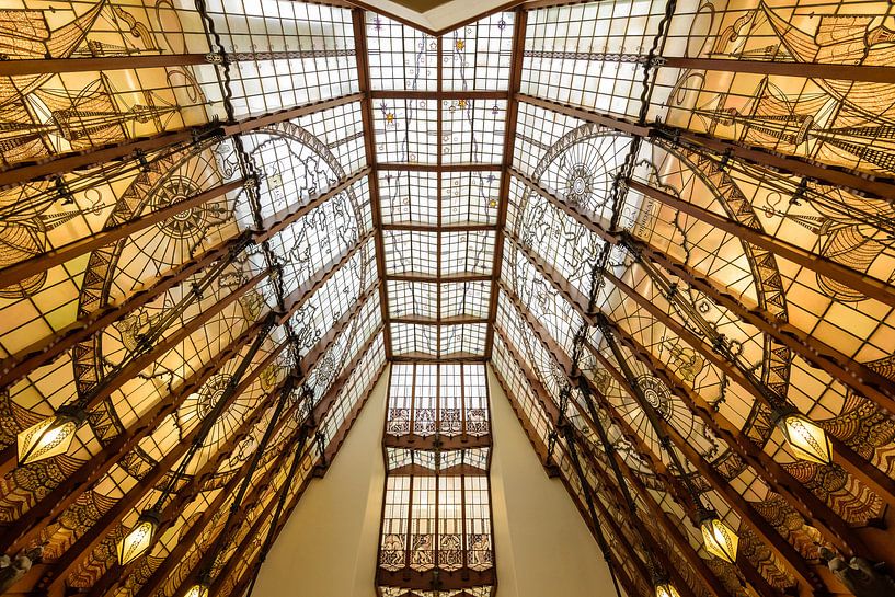 Glasdach im Stil der Amsterdamer Schule von Willem Bogtman am Scheepvaarthuis, Amsterdam. Niederland von Martin Stevens