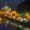 Vue nocturne du pont Saint-Ange et de la basilique Saint-Pierre à Rome sur Silva Wischeropp