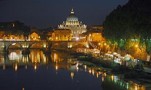 Vue nocturne du pont Saint-Ange et de la basilique Saint-Pierre à Rome