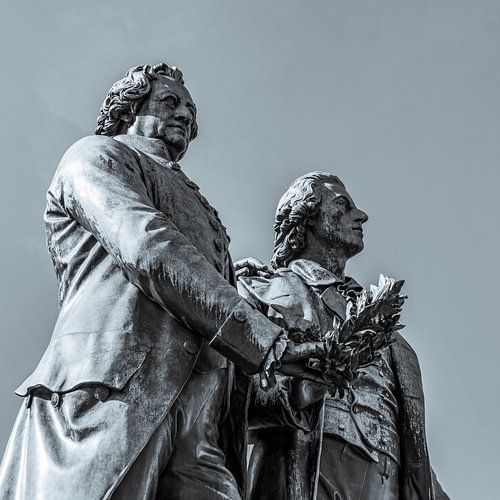 Goethe-Schiller Monument op het Theaterplein in Weimar - Z/W