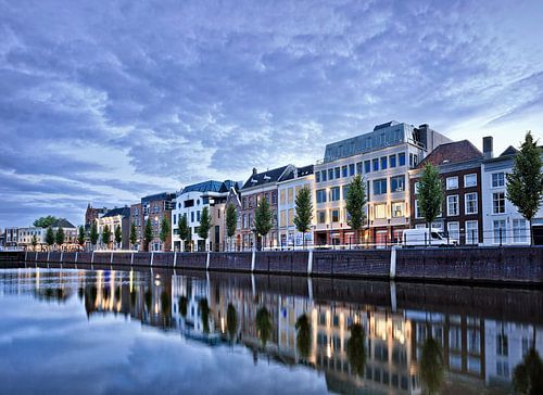 Statige herenhuizen gespiegeld in de haven bij schemering
