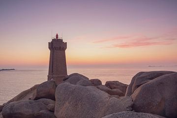 Zonsondergang bij de vuurtoren van Ploumanach aan de roze granietkust in Bretagne, Frankrijk van Sjoerd van der Wal Fotografie