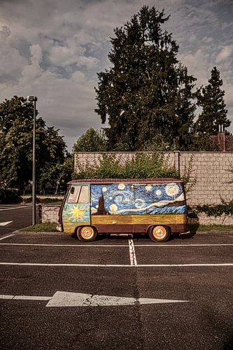 Kleurrijk busje waar je het niet verwacht