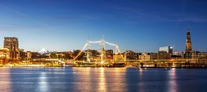 Hamburg City Skyline mit Museumschiff Rickmer Rickmers- Panorama in der blauen Stunde
