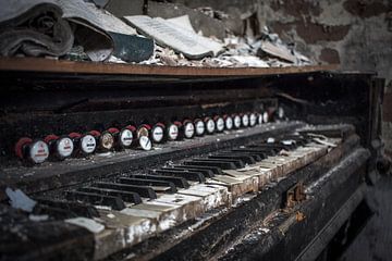 Piano in vervallen staat van Katjang Multimedia