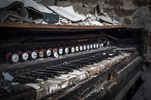 Piano in dilapidated condition
