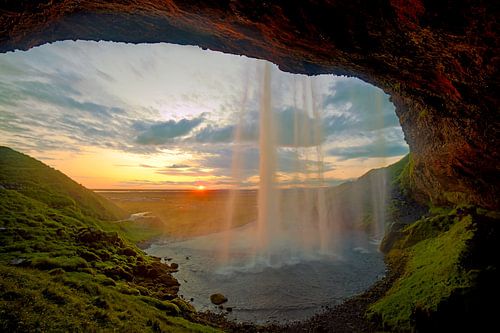 Seljalandsfoss waterval te IJsland tijdens zonsondergang