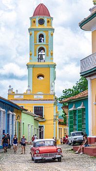 Une vieille dame rouge dans un Trinidad coloré, Cuba