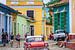 Rode oldtimer in kleurrijk Trinidad, Cuba van Jessica Lokker