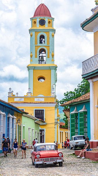Roter Oldtimer im farbenfrohen Trinidad, Kuba von Jessica Lokker