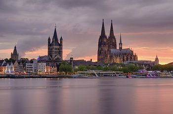 Der Kölner Dom zum Sonnenuntergang