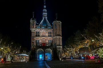 Historisch Waag gebouw in Deventer bij nacht in Nederland van Eye on You