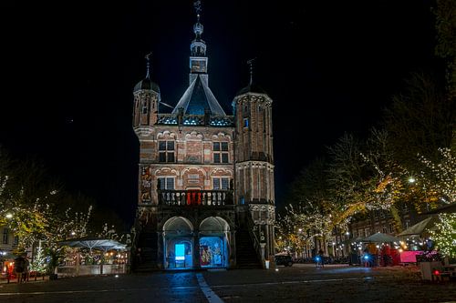 Historisch Waag gebouw in Deventer bij nacht in Nederland