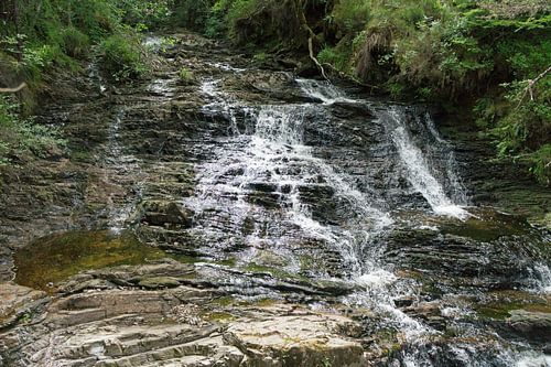 De Plodda waterval is een waterval 5 km ten zuidwesten van het dorp Tomich