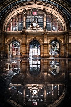 Frankfurt am Main, de ingang van het centraal station wordt weerspiegeld in een plas water van Fotos by Jan Wehnert