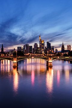 De skyline van Frankfurt bij zonsondergang van Renato Dehnhardt